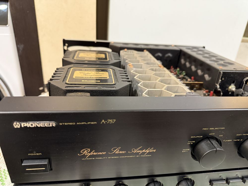Pioneer A-757 Качествен стерео усилвател