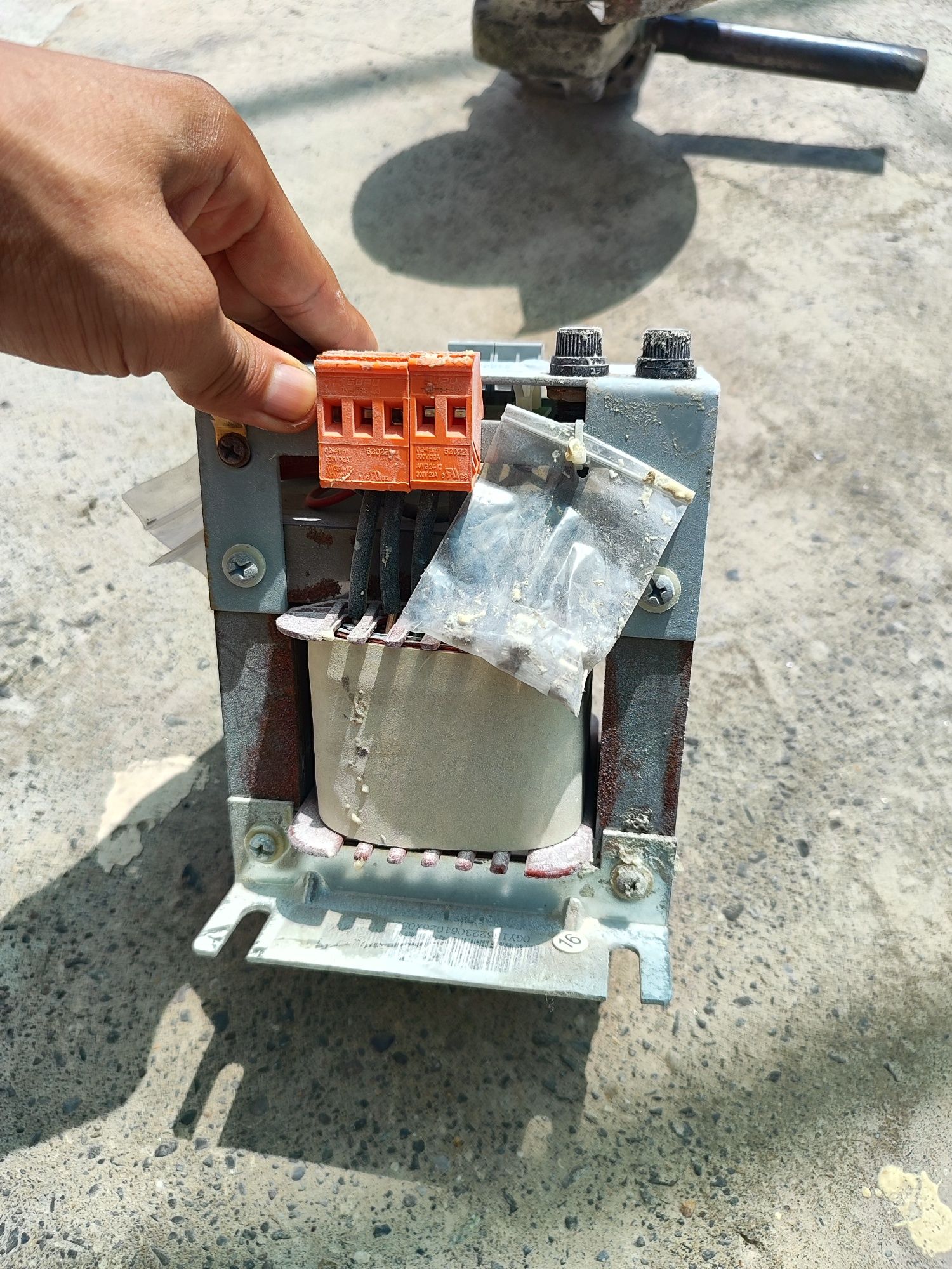 Sotiladi trasfarmator 110V
