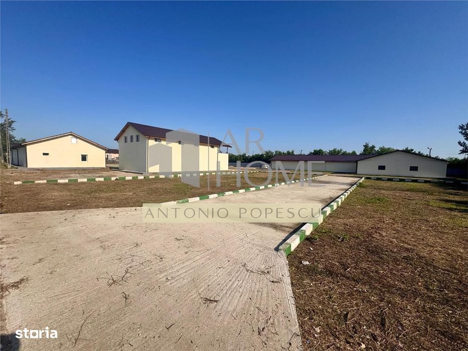 Ansamblu format din teren, platforma betonata si hale industriale, in