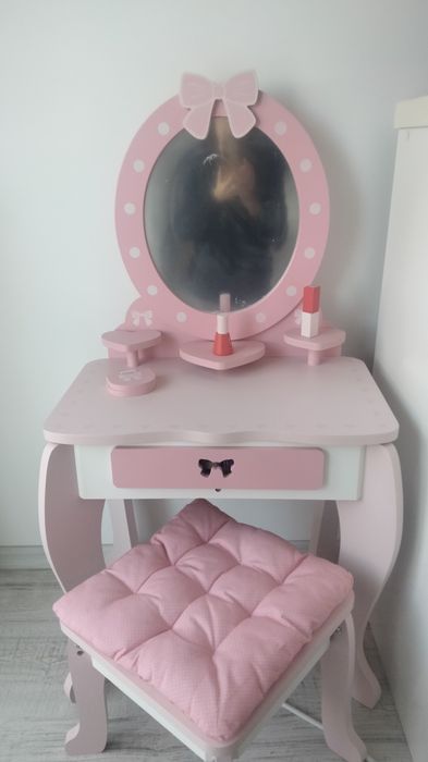 Vând măsuță machiaj fetițe
