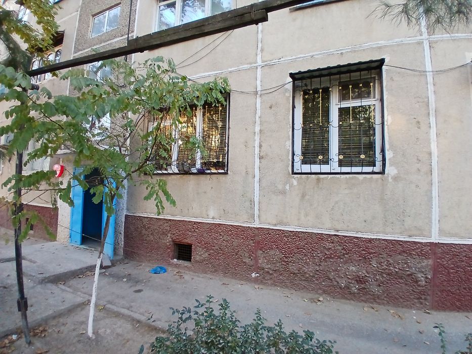 Навоий шахар А. Темур 40 дан 1этаж 3 хонали квартира сотилади.