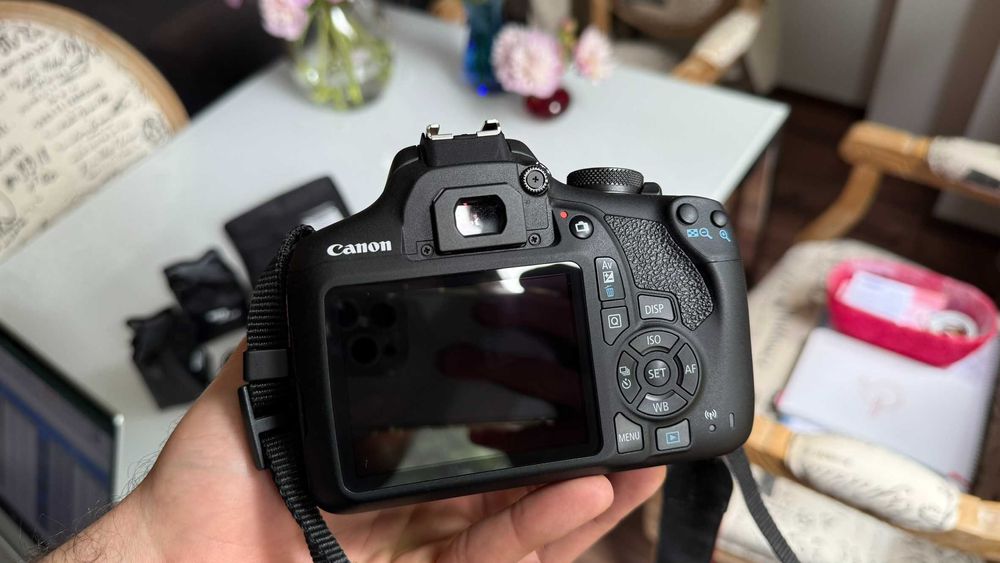 Canon Rebel T7 + obiectiv EF-S 18-55mm IS II + accesorii - nefolosite.