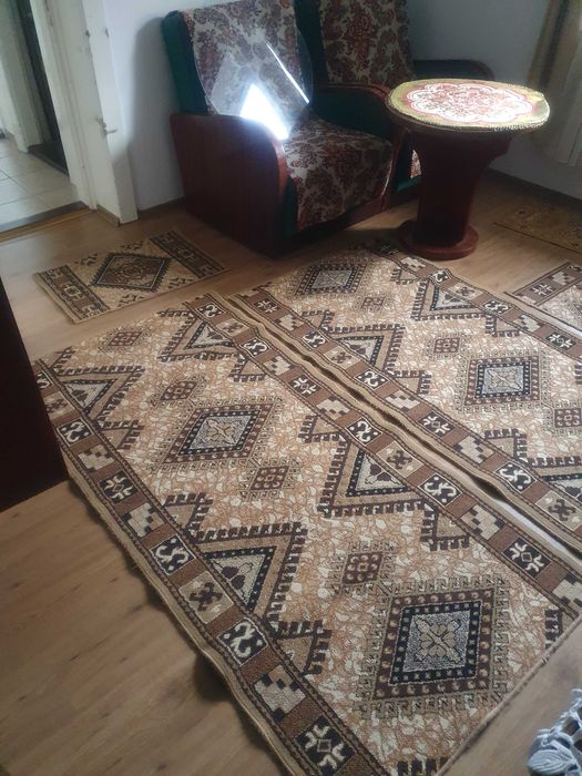 Vând 7 carpete de diferite dimensiuni, în stare bună