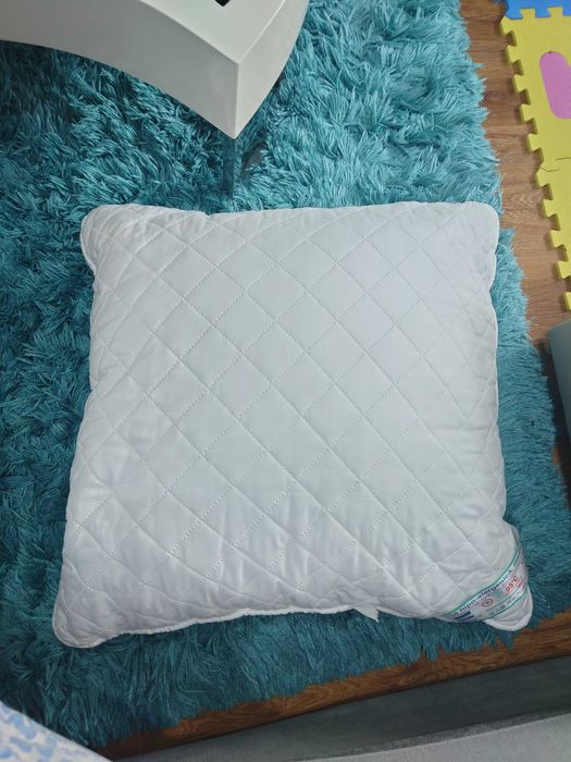 Lot 2 perne si 3 seturi de fata de perna