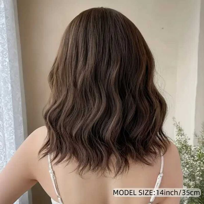 Кестенява вълнообразна къса перука с бретон #4