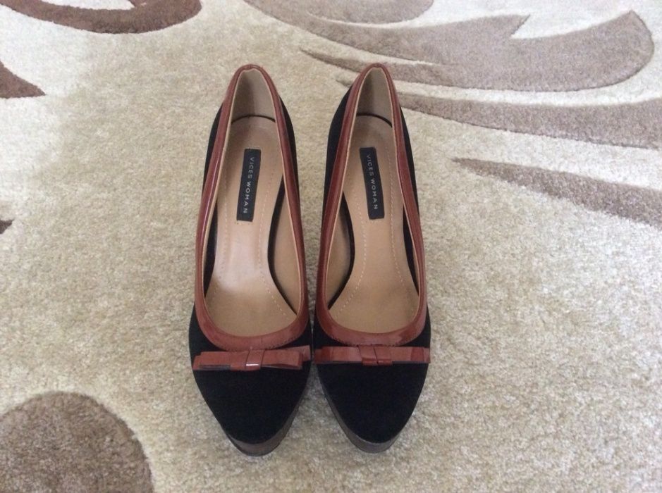 Pantofi de culoare neagră, cu toc înalt, marimea 38