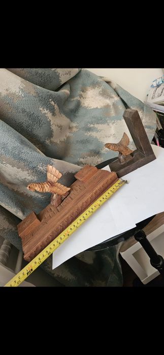 Cocosi de munte sculptați în lemn