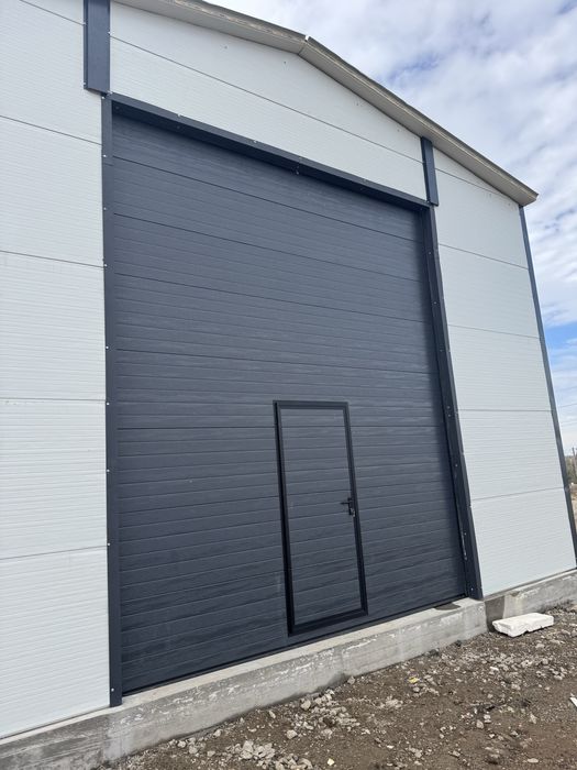 Vand Hala Metalica 8 X 12 completa cu panouri sandwich si usa la cheie