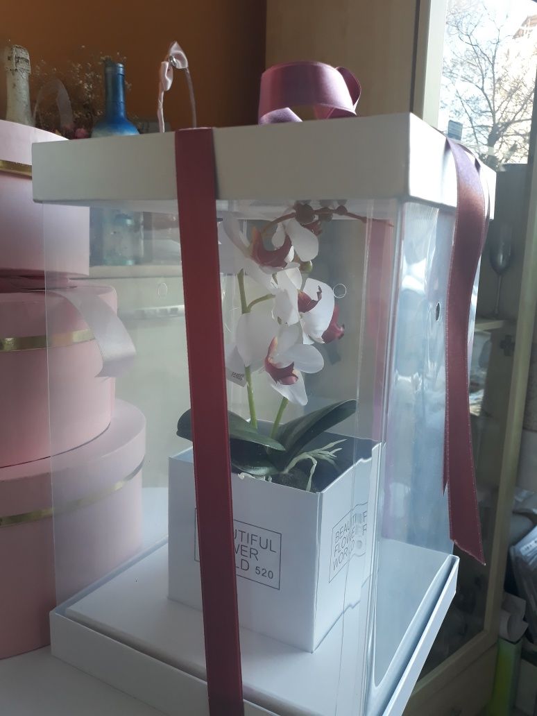 Орхидея (изкуствена) в саксия - луксозна опаковка
