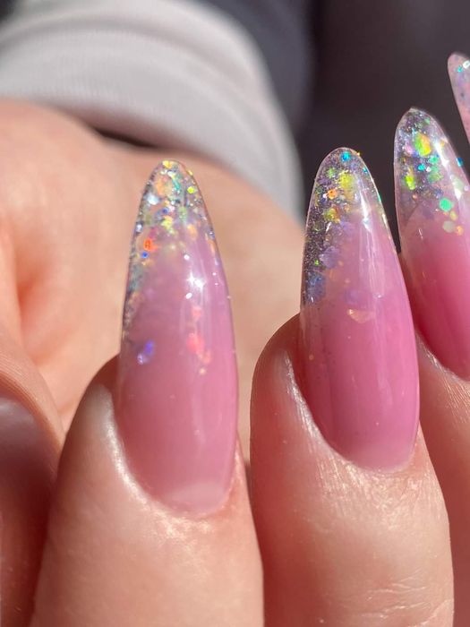 Tehnician nails semipermanent