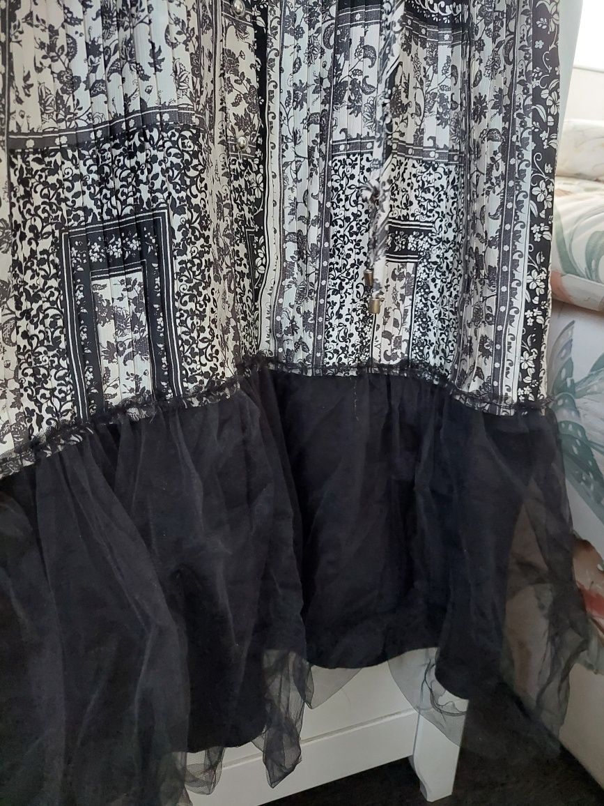 Rochie lunga,eleganta, imprimeuri alb negru, tulle jos, marimea 42-44