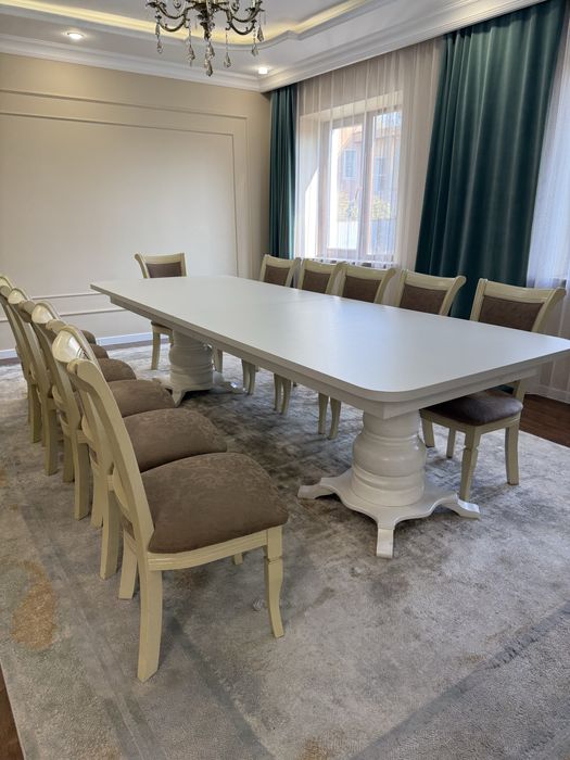 Стол и стуля для гостиной