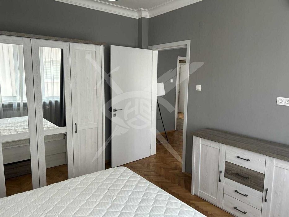 Дава се под наем Тристаен апартамент в София, Център - 110 кв.м за 1296.42 € - Снимка #1