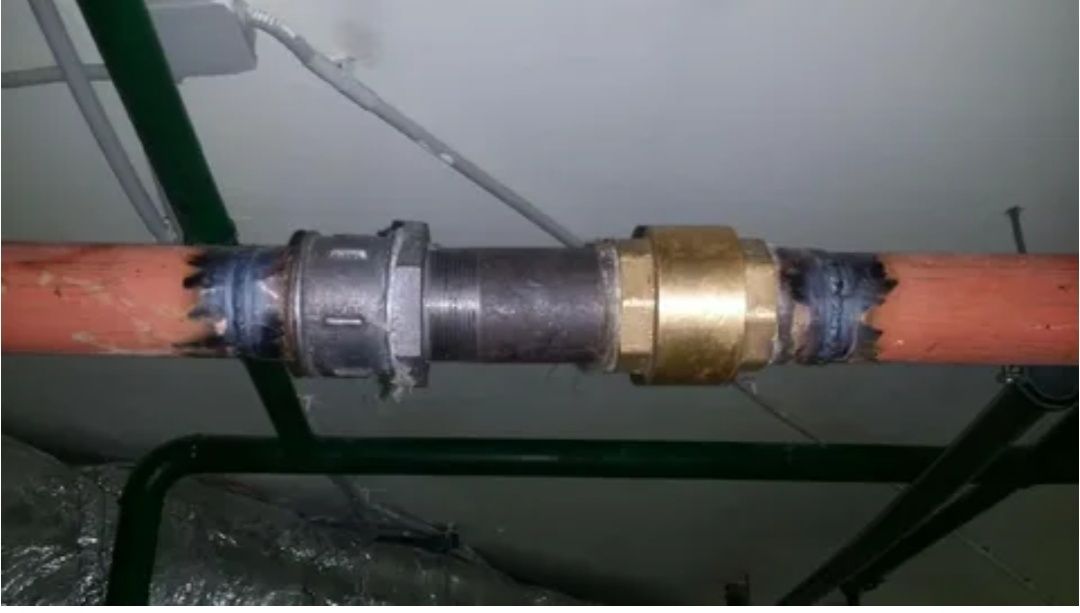 Газопровод установка счётчика газа. Сварщик Сантехник отопление ремонт