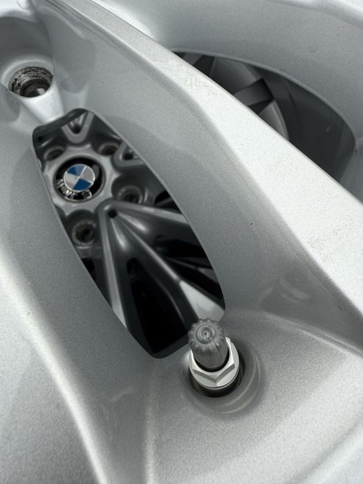 Jante de aluminiu originale BMW R18 cu cauciucuri bune de iarna
