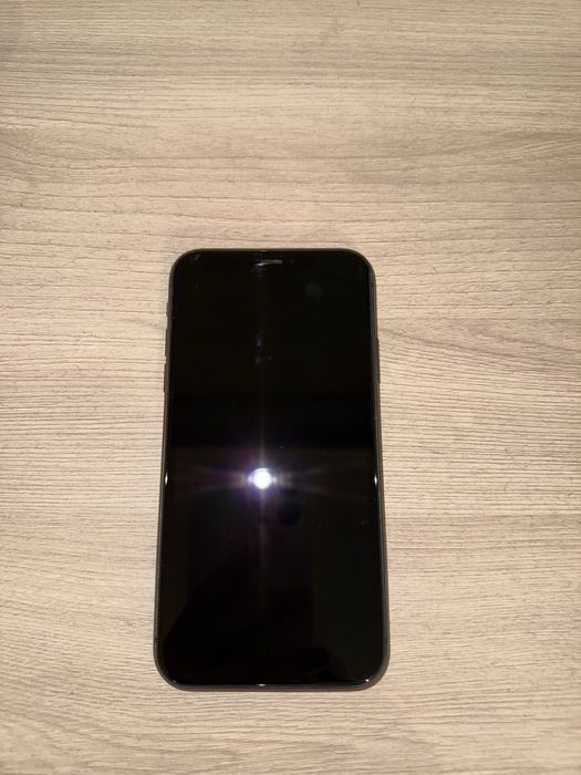 iPhone 11, 64 ГБ, оригинал. Телефон не включается, но экран целый.