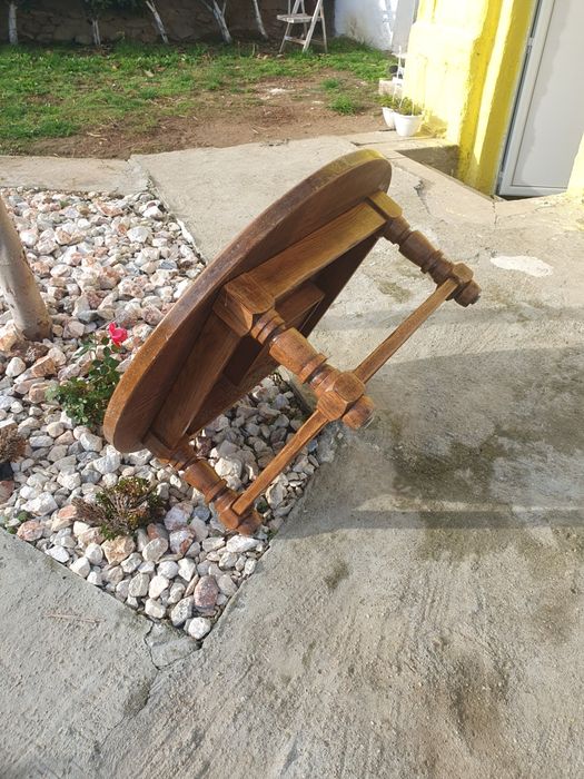 Маса масивна с сейф в нея