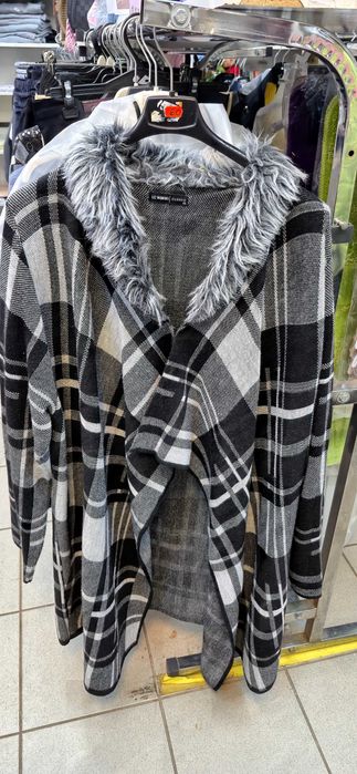 Vand haine si genti  dama in stare impecabila