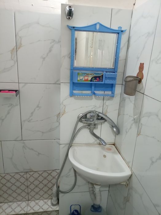 Ижарага 1 хонали уй барча шароитлари уй ичида. Яшаш хонаси битта