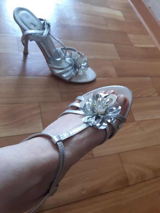 Босоножки серебристый
