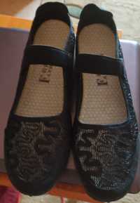 Продам летнюю женскую обувь черного цвета