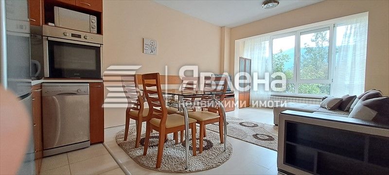 Обзаведен компактен 3-стаен апартамент  в панелен