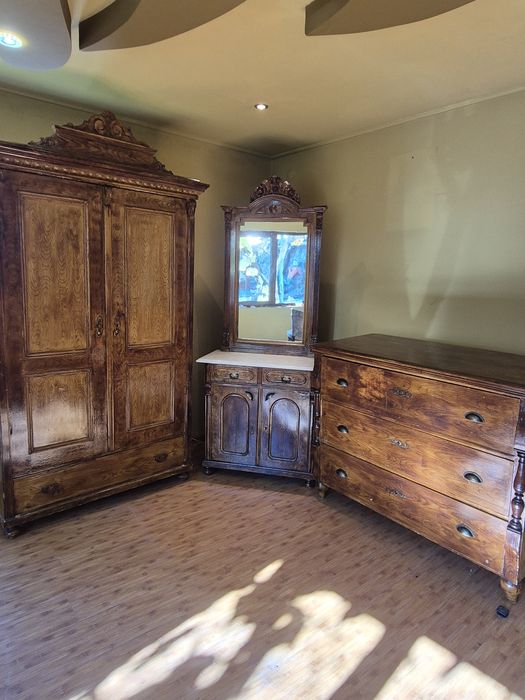 Vand mobila veche din lemn de nuc