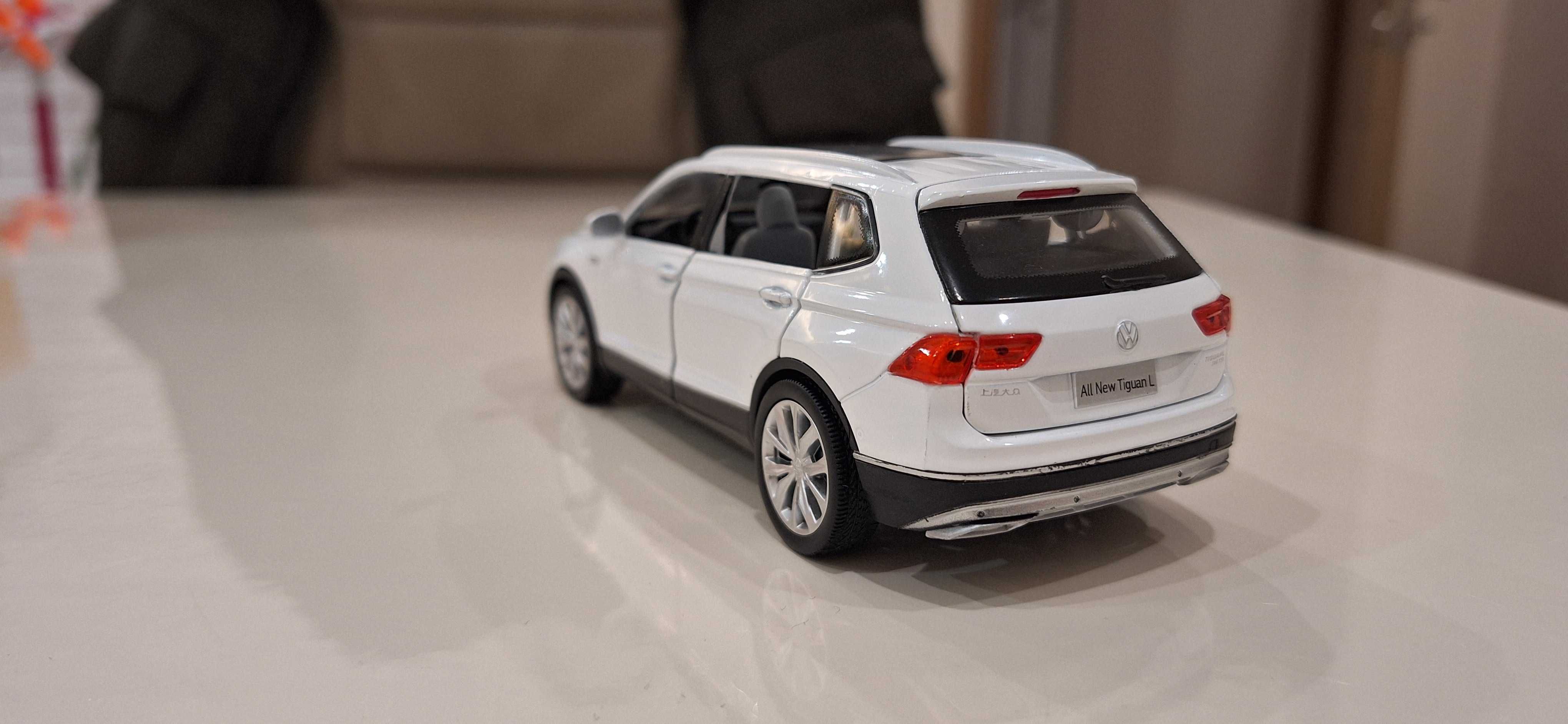 VW Tiguan 1:32 с отваряеми врати, капак, светещи фарове и стопове