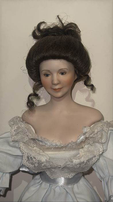 Papusa portelan semnata