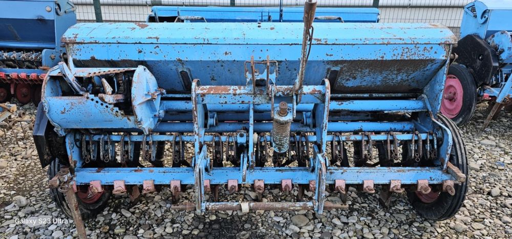 Vând semănătoare de paioase grau sup15