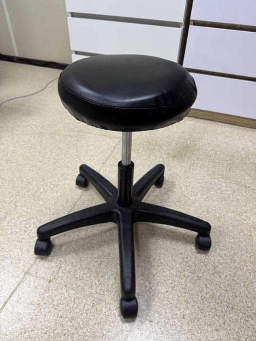 Стул на колесиках