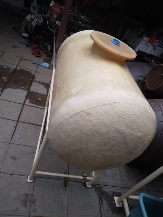 2 Butoaie vin fibra sticla cu suporti ,300 l