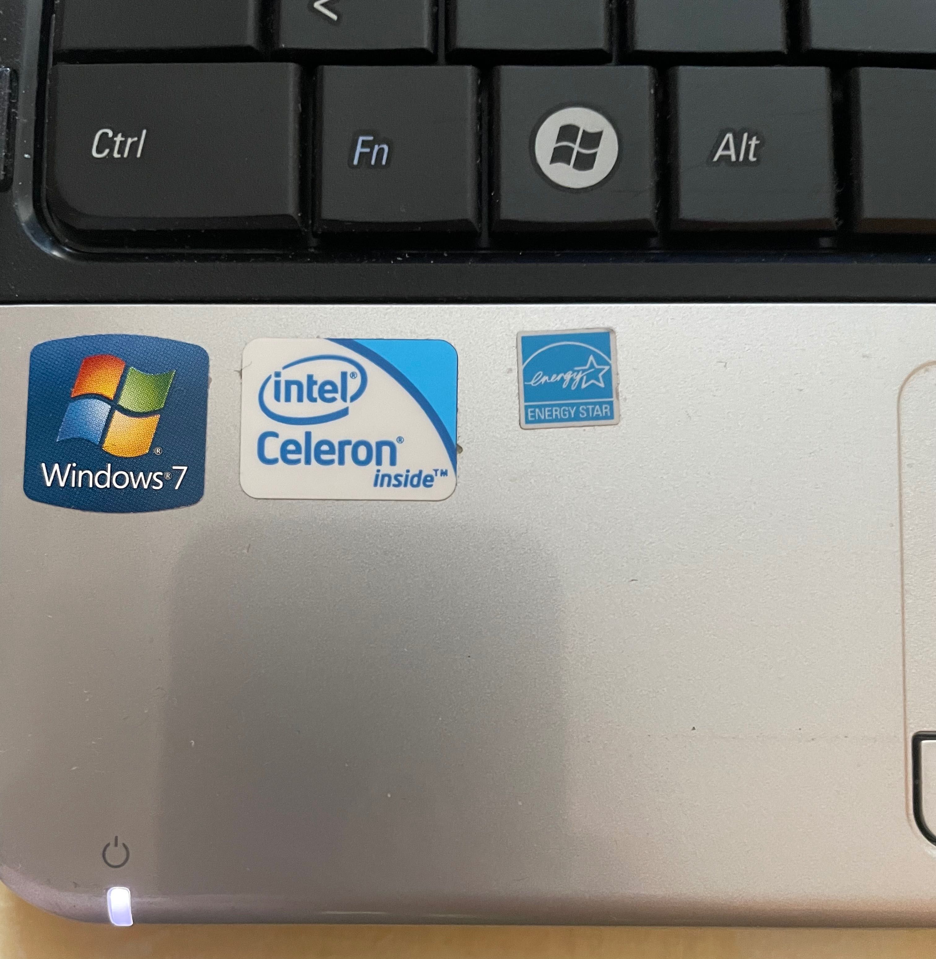 Лаптоп Dell Inspiron P03T