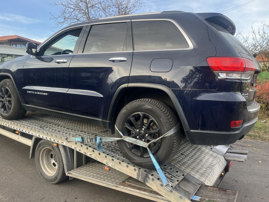 Продавам jeep wk2 на части