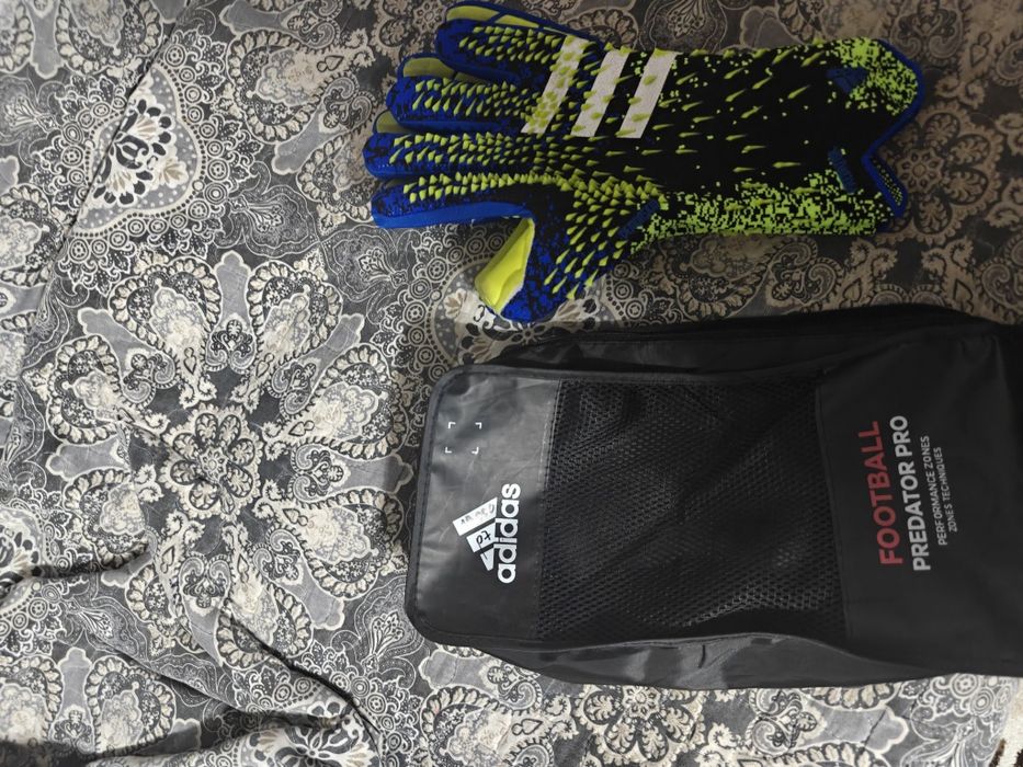 Продаю вратарские перчатки практически новые