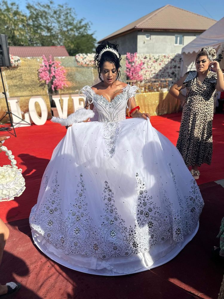 Rochie de mireasa, voal si diademă