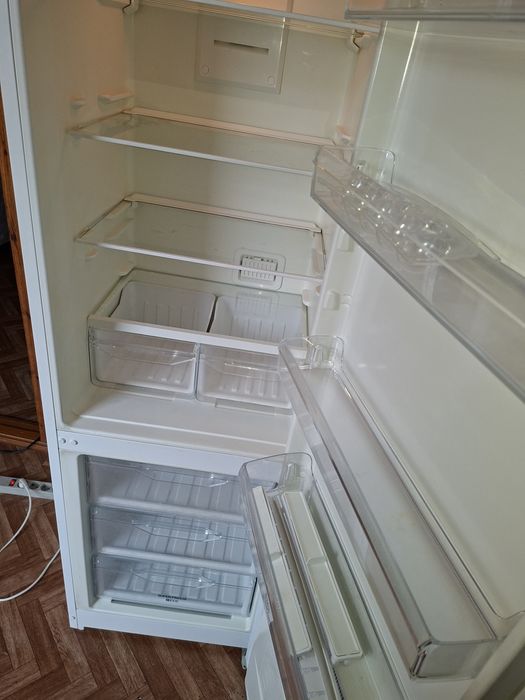 Срочно продаю холодильник Indesit 3 года гарантия есть