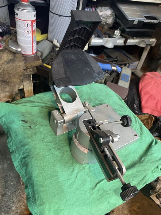 Dispozitiv pentru ascutit lanturi de drujba