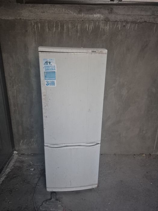 Работающий холодильник