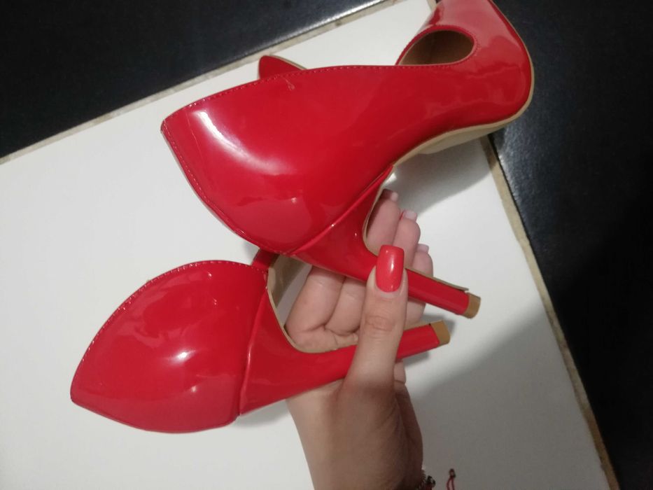 Pantofi cu toc, roșii, din lac