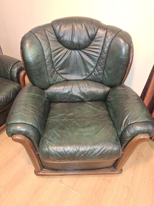 Canapea extensibilă din piele + 2 fotolii din piele naturală.