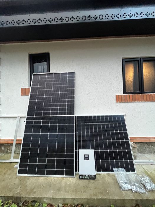 Vând sistem fotovoltaic off grid invertor 5 KVA plus 4 panouri 550 W