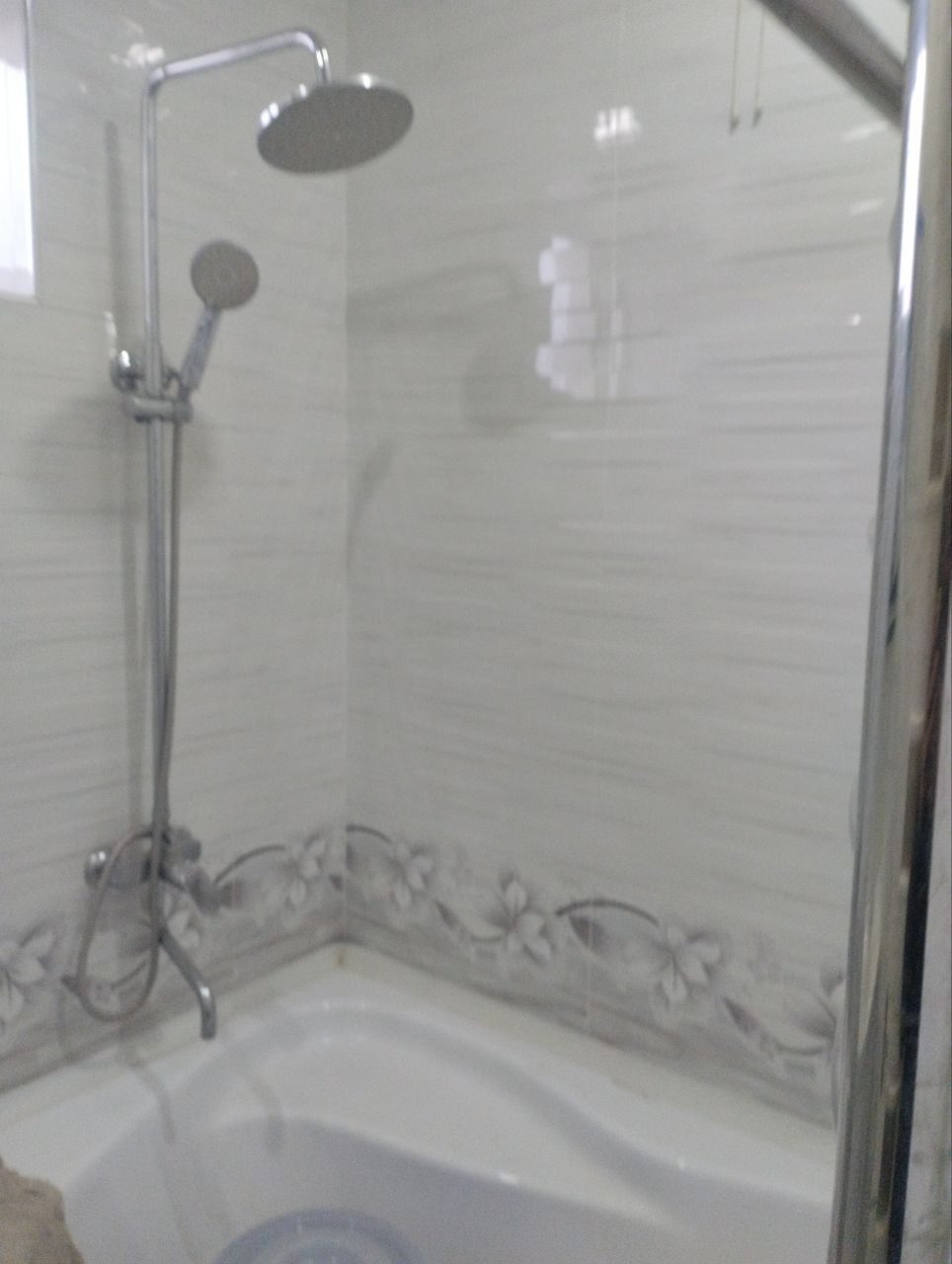 Marxoba yangi qurilgan dom 5 etajli dom 3 etaj 78 kvadrat 3 xona 63 mi