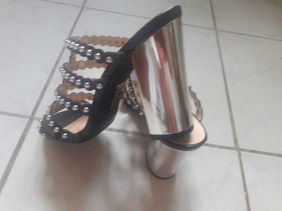 Sandale elegante - noi nr.39-40 Pret 50 de ron