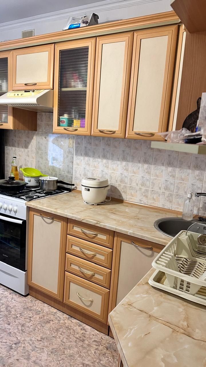 Продам кухню  с вытяжкой