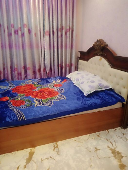 Spalni tosh oynasi bilan