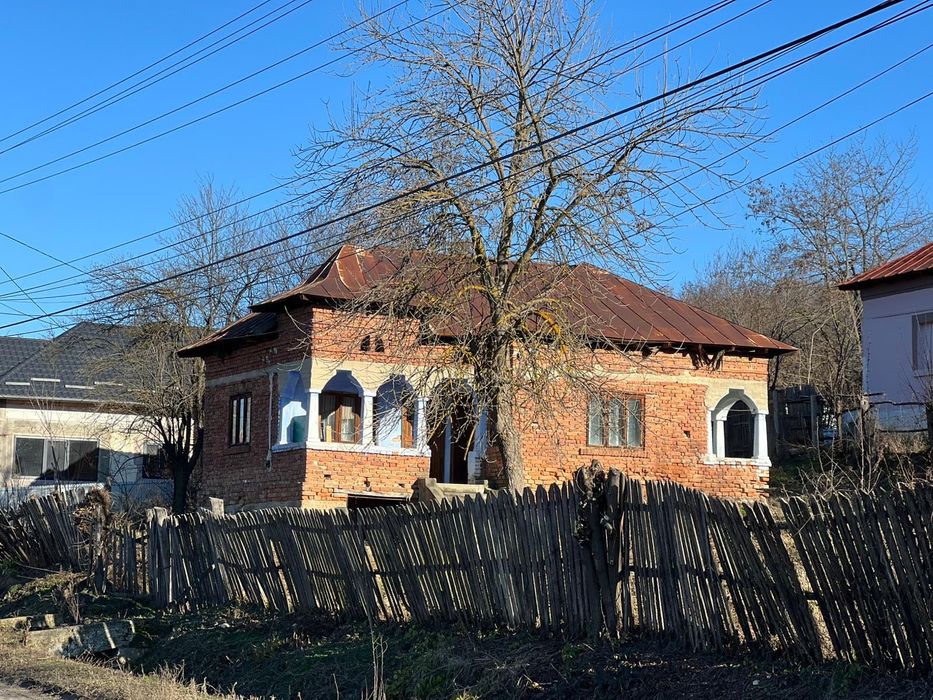 Casa tradițională cu teren mare, perfectă pentru modernizare!