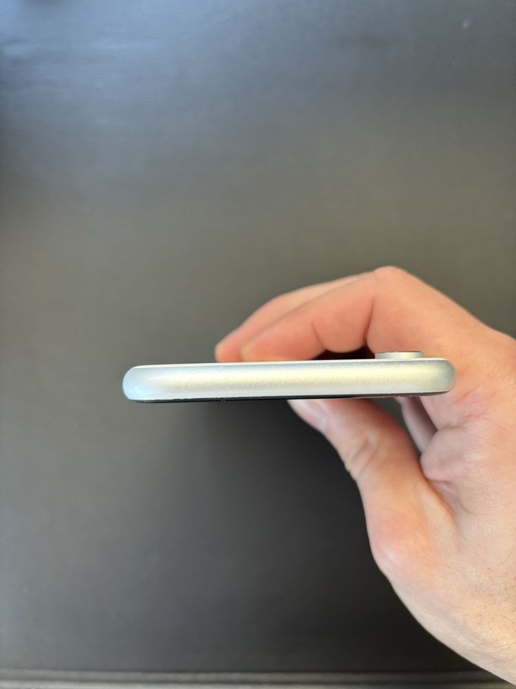 iPhone XR 64GB бял