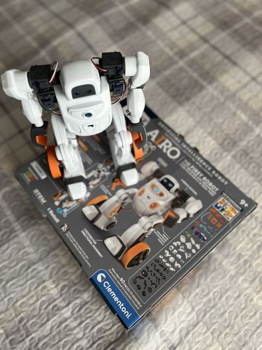 Robot interactiv AIRO inteligenta artificiala