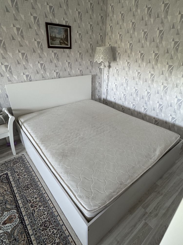 Продаётся двуспальная кровать с матрасом